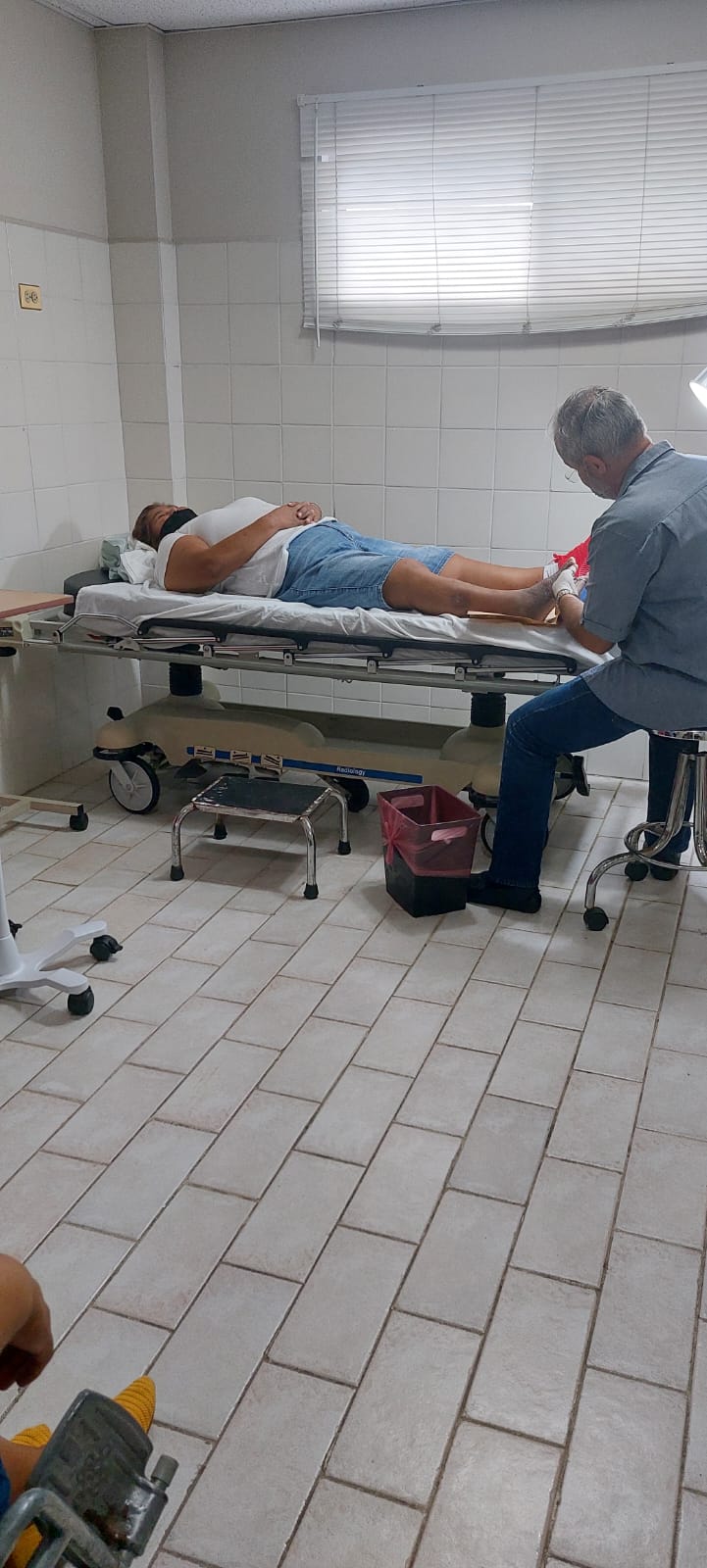 Patio y áreas verdes de la clínica