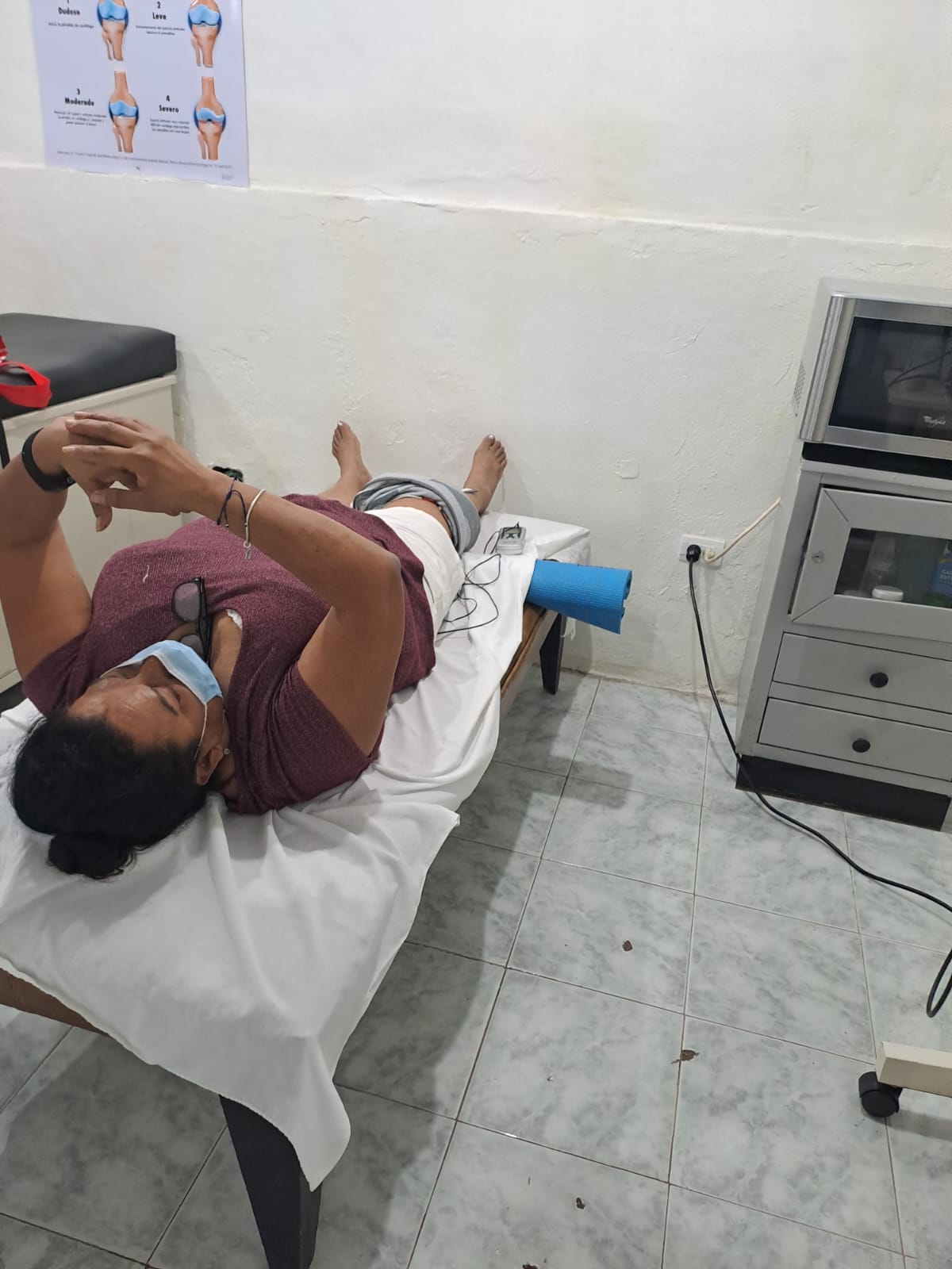 Fachada de la clínica de noche